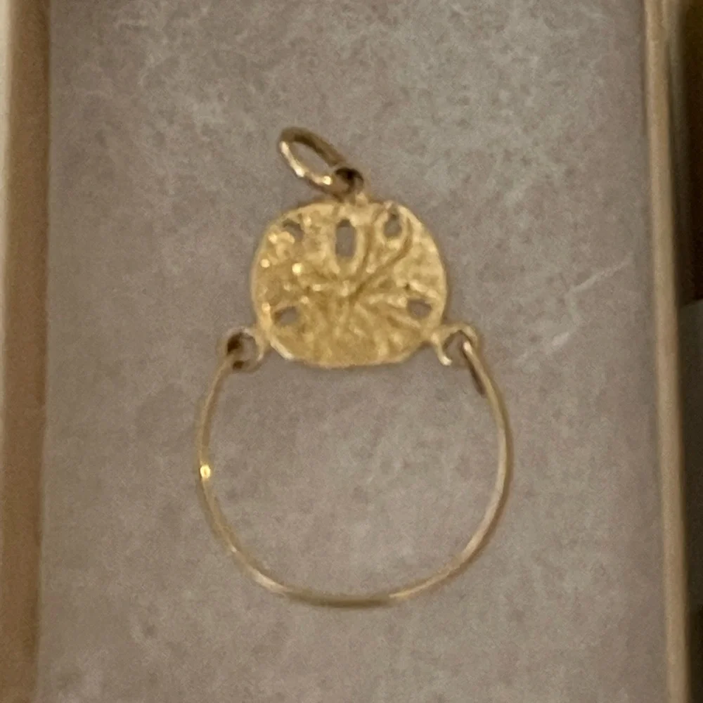 Vintage 14K Gold Sand dollar charm holder pendant - Picture 7 of 7